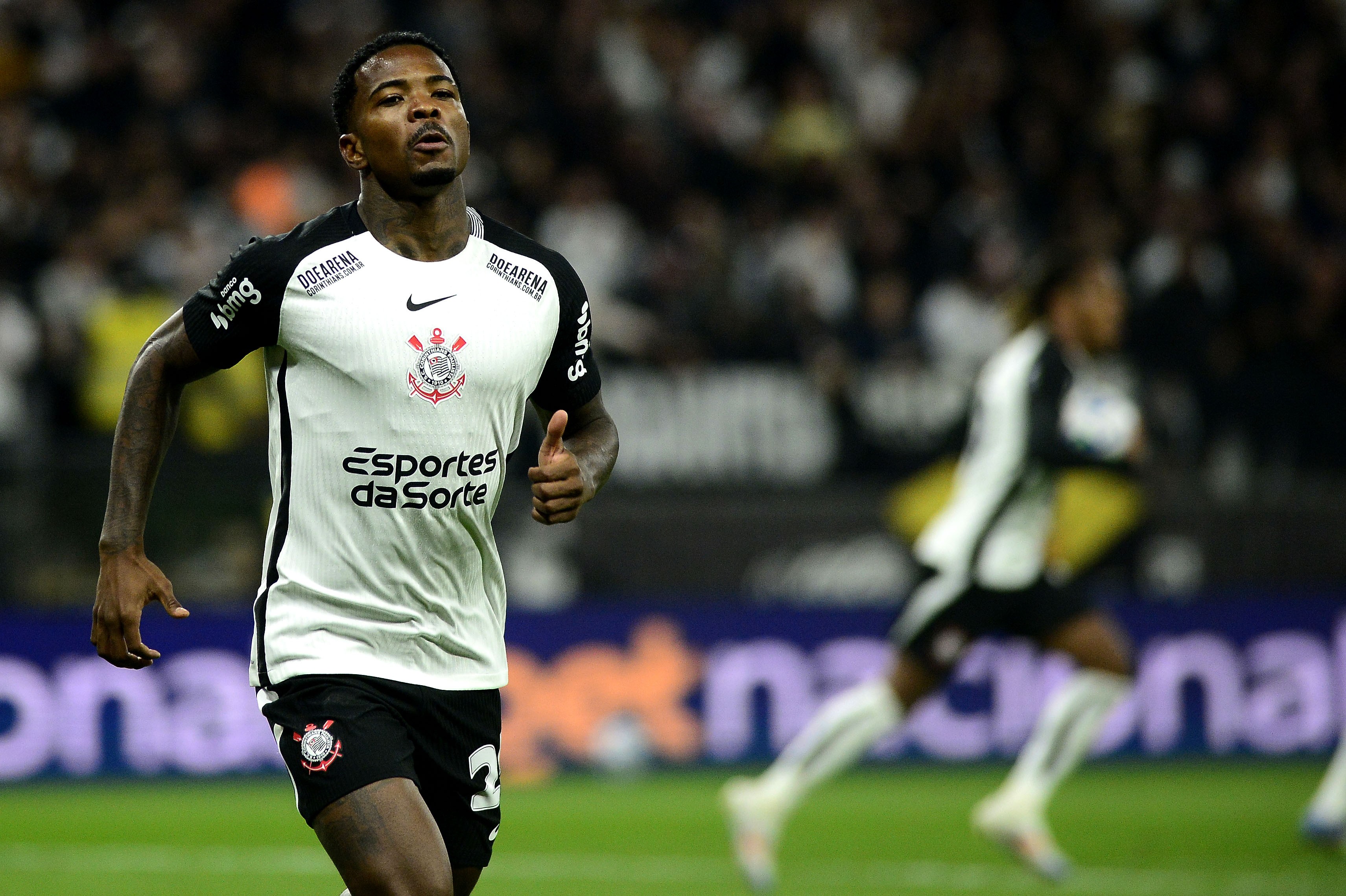 Athletico e Corinthians discutem retorno do zagueiro Cacá; futuro do jogador em xeque nos bastidores