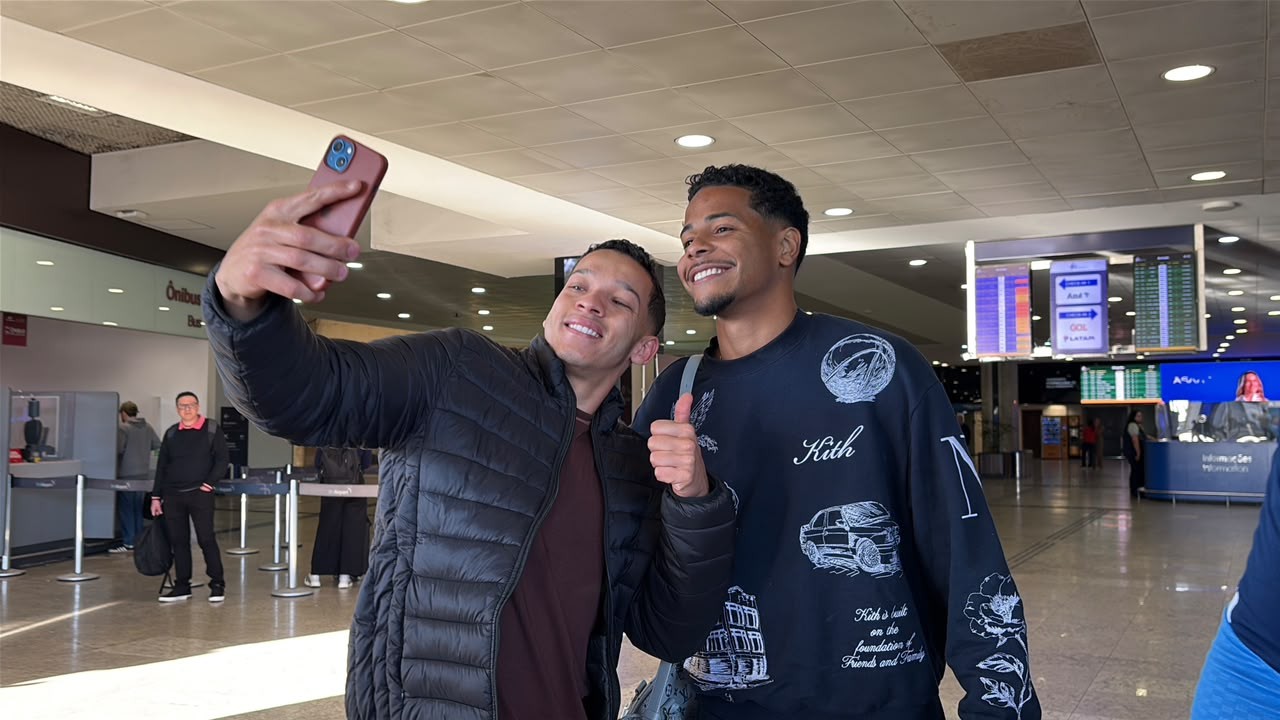 Cruzeiro recebe atacante Wesley para assinatura de contrato