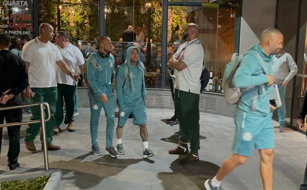 Mayke, Dudu e Weverton na chegada do Palmeiras em Belo Horizonte — Foto: Thiago Ferri