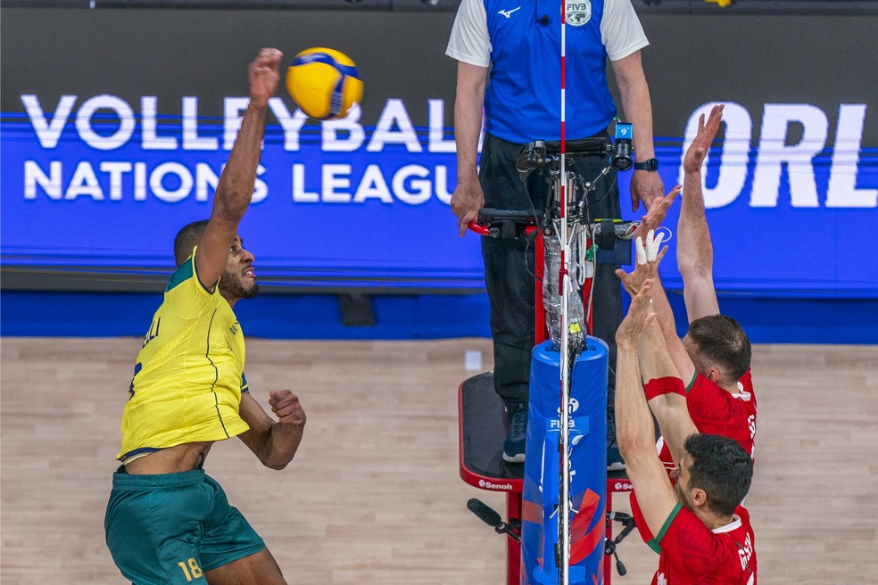 Lucarelli ataca contra o bloqueio da Bulgária em vitória do Brasil na Liga das Nações — Foto: FIVB