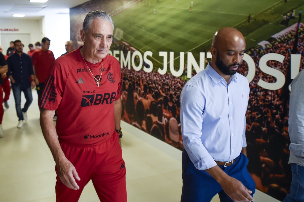 Tite veste o uniforme de treino do Flamengo e é apresentado ao CT por Fabinho Soldado — Foto: Marcelo Cortes/Flamengo