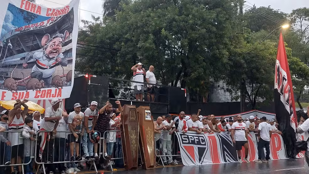 Protesto da torcida do S�o Paulo antes da vota��o do impeachment de Casares � Foto: Ingrid Gonzaga