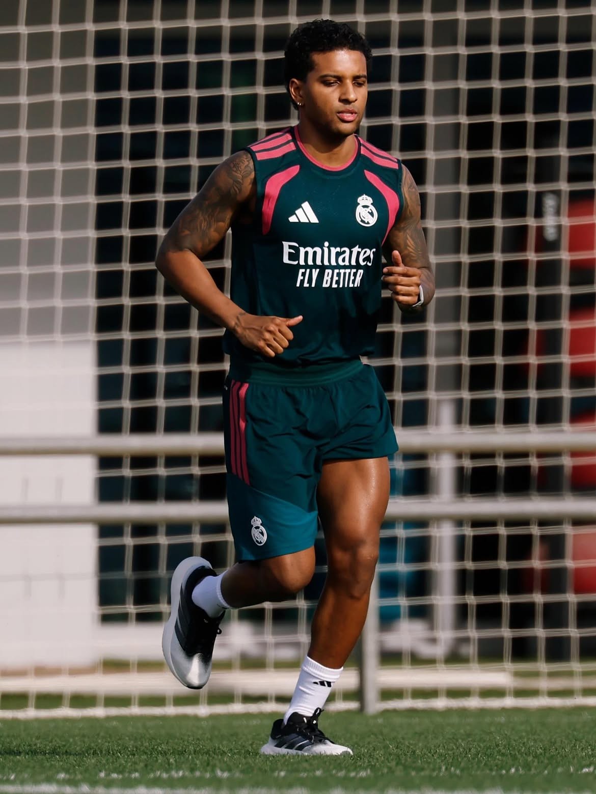 No shape! Mais forte, Rodrygo exibe novo físico durante recuperação no Real; veja imagens