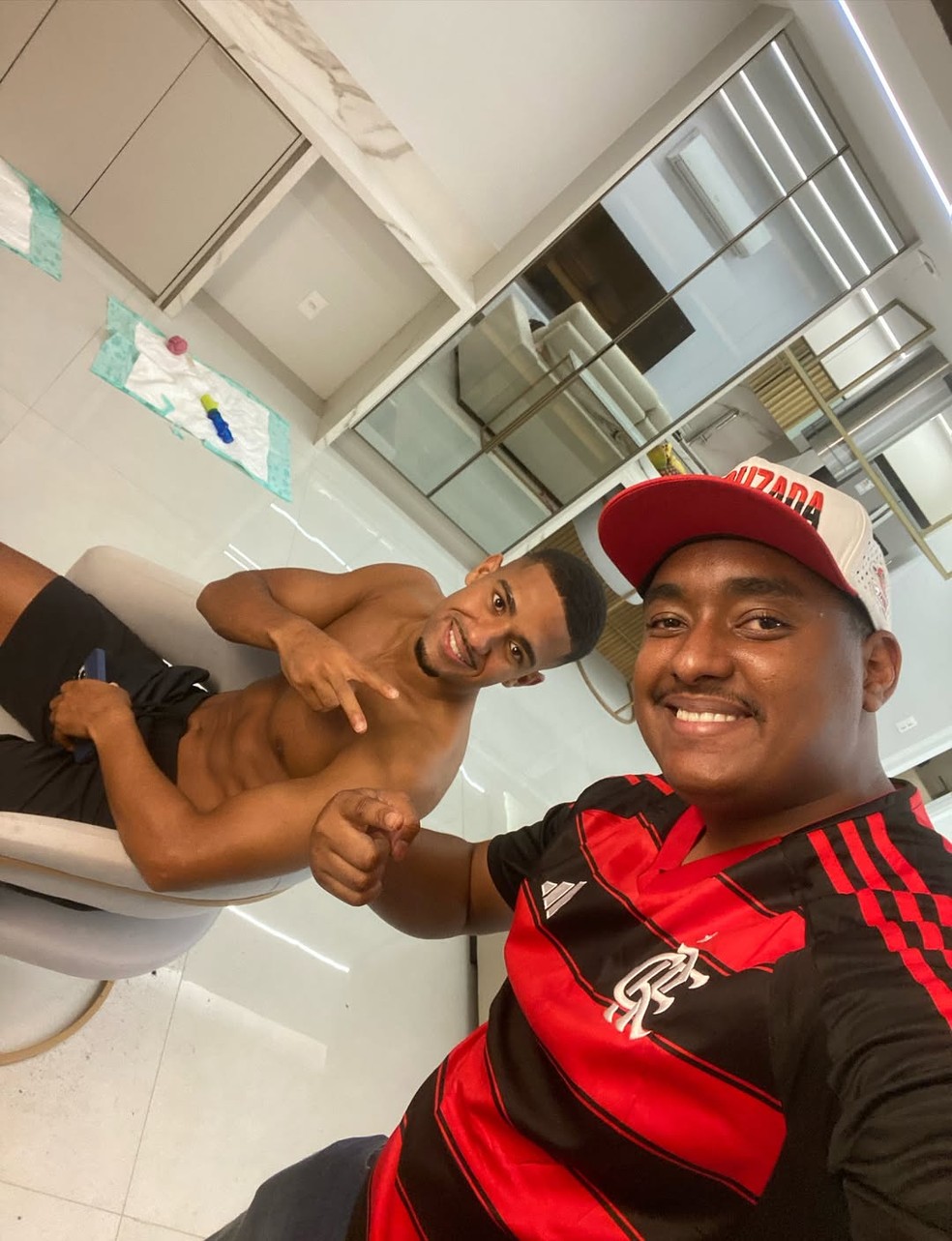 Samuel Lino em casa com amigo  Foto: Divulgao