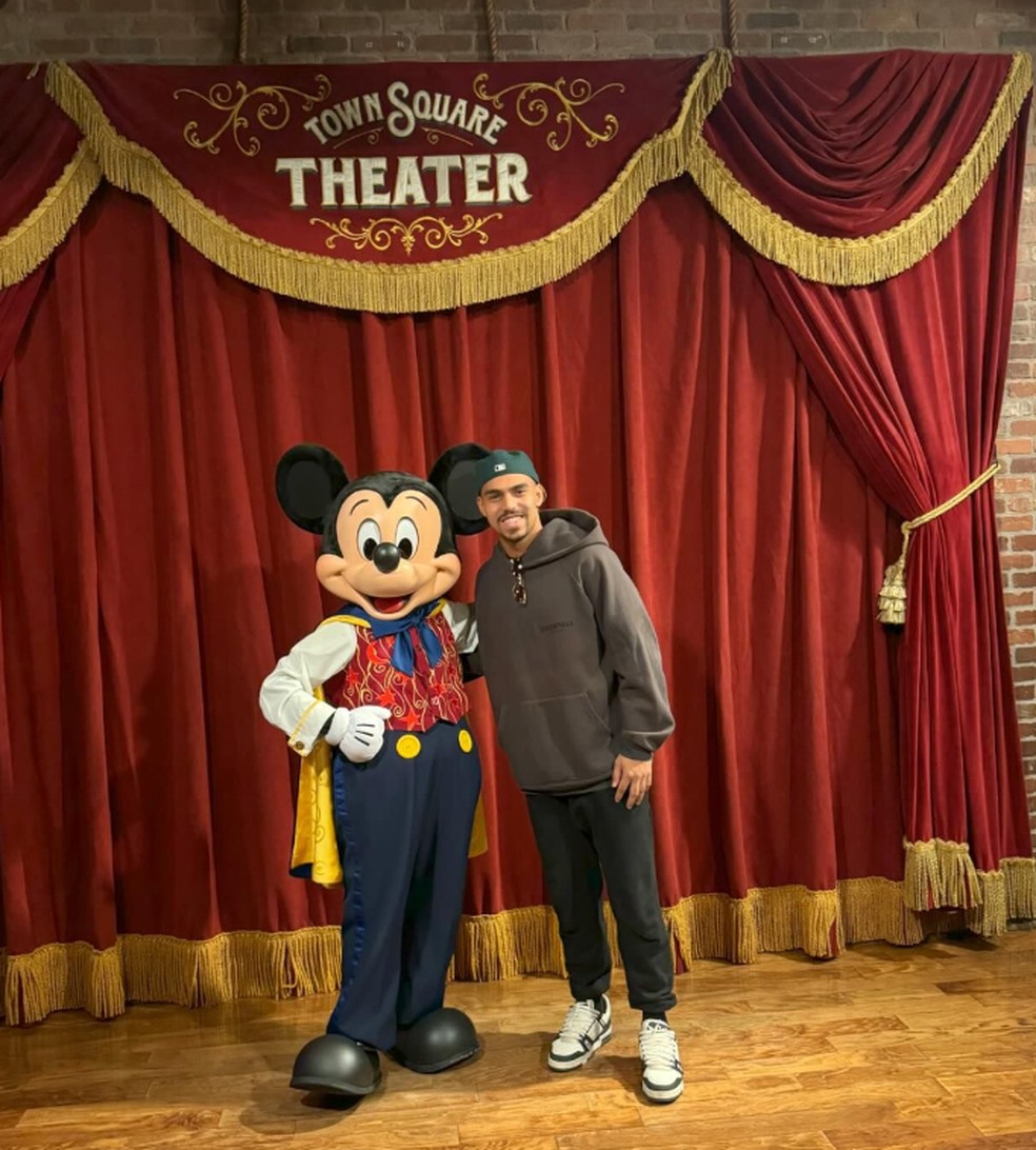 Matheuzinho e o Mickey — Foto: Reprodução