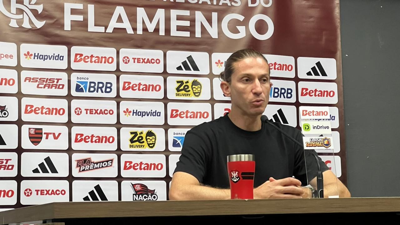 Filipe Luís vê expulsão 