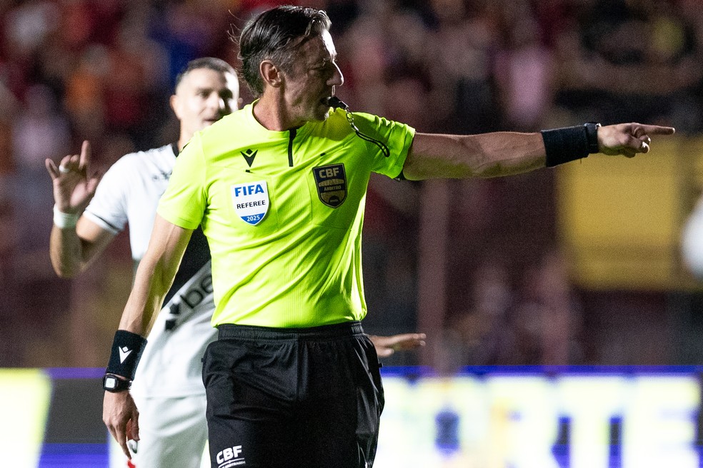 Raphael Claus em ação na partida entre Sport e Vasco — Foto: Rafael Vieira/AGIF