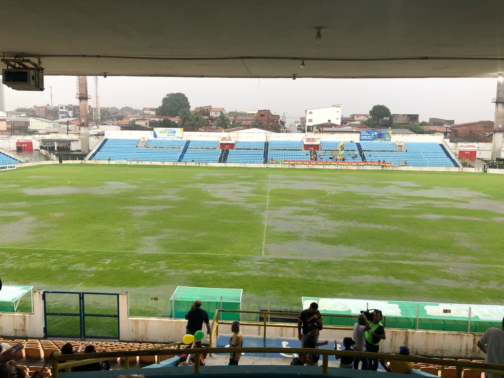 Situação do gramado do Estádio Nhozinho Santos neste momento para o 1º jogo da final do Maranhense — Foto: Patrícia Carvalho / TV Mirante