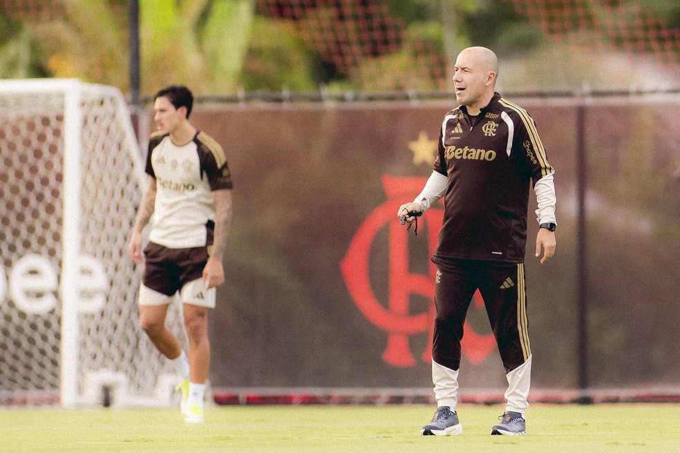 Pedro e Leonardo Jardim em treino do Flamengo � Foto: Adriano Fontes / Flamengo