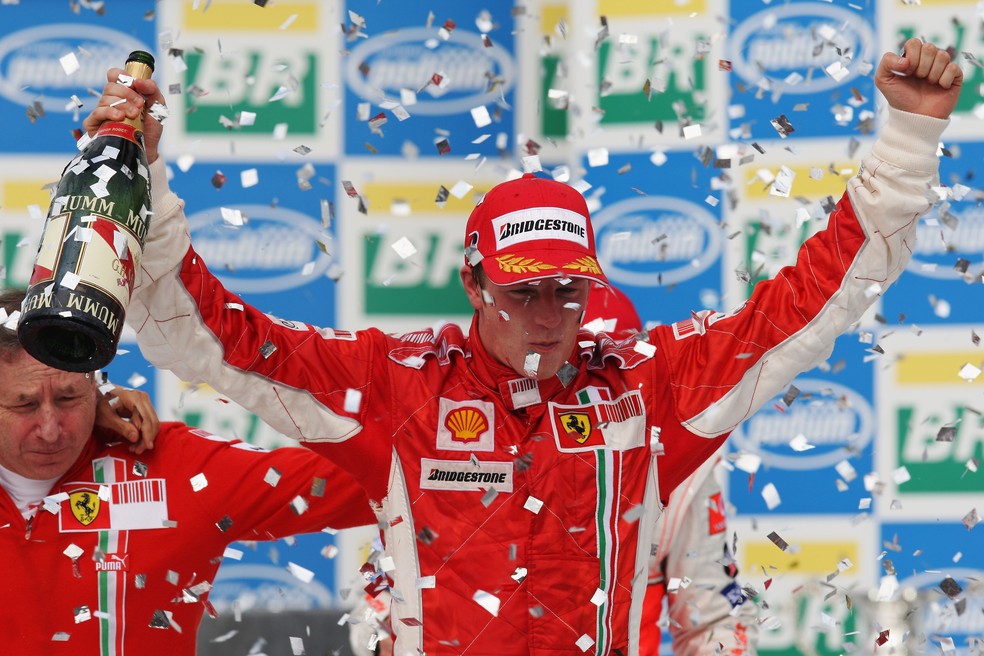 O título da Fórmula 1 veio para Kimi Raikkonen com a vitória no GP do Brasil de 2007, em Interlagos — Foto: Mark Thompson/Getty Images
