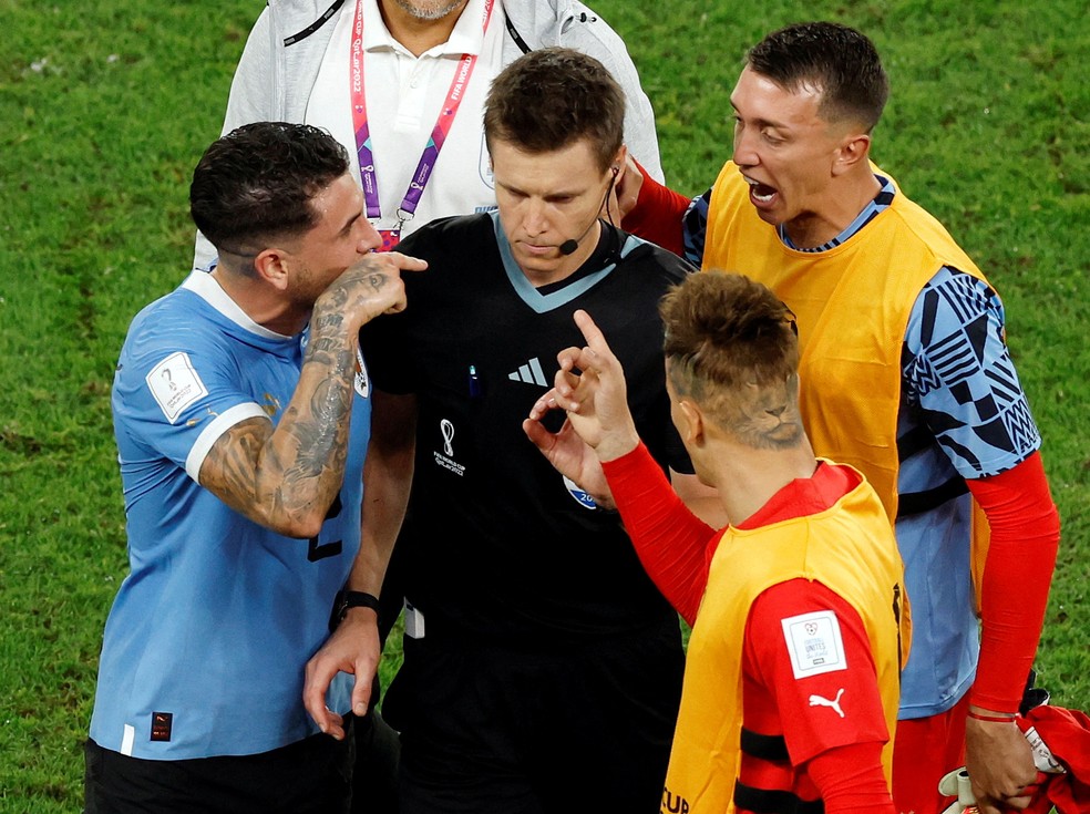 Fifa mantém trio de arbitragem da estreia na final da Copa de 2018 - Jornal  O Globo