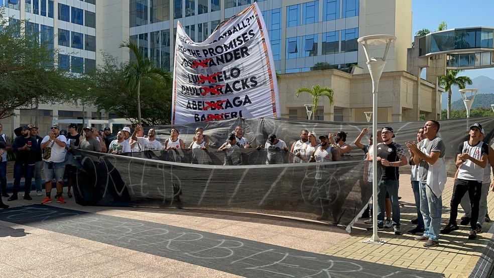 Torcedores do Vasco protestam em frente ao escrit�rio da 777, no Rio � Foto: Ricardo Bernardes
