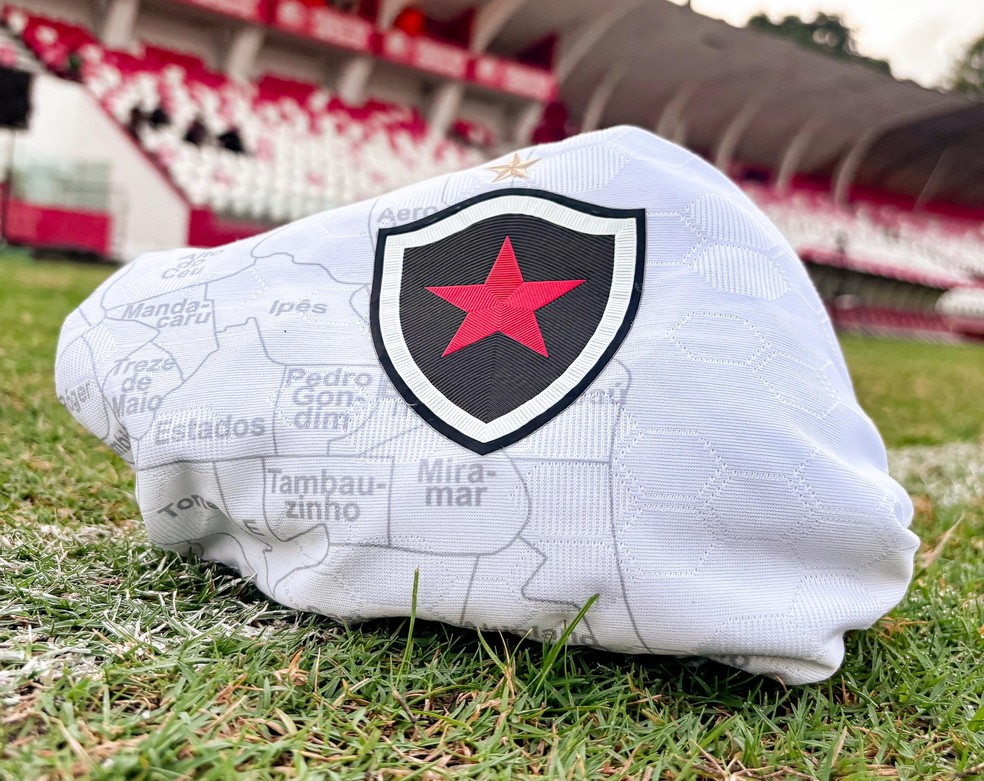 Camisa do Botafogo-PG, antes da partida com o Nutico, nos Aflitos  Foto: Cristiano Santos / Botafogo-PB
