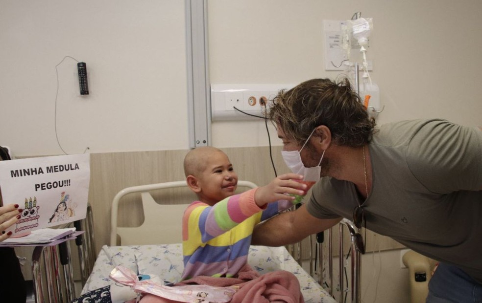 Time de futebol americano visita Hospital Oncológico Infantil