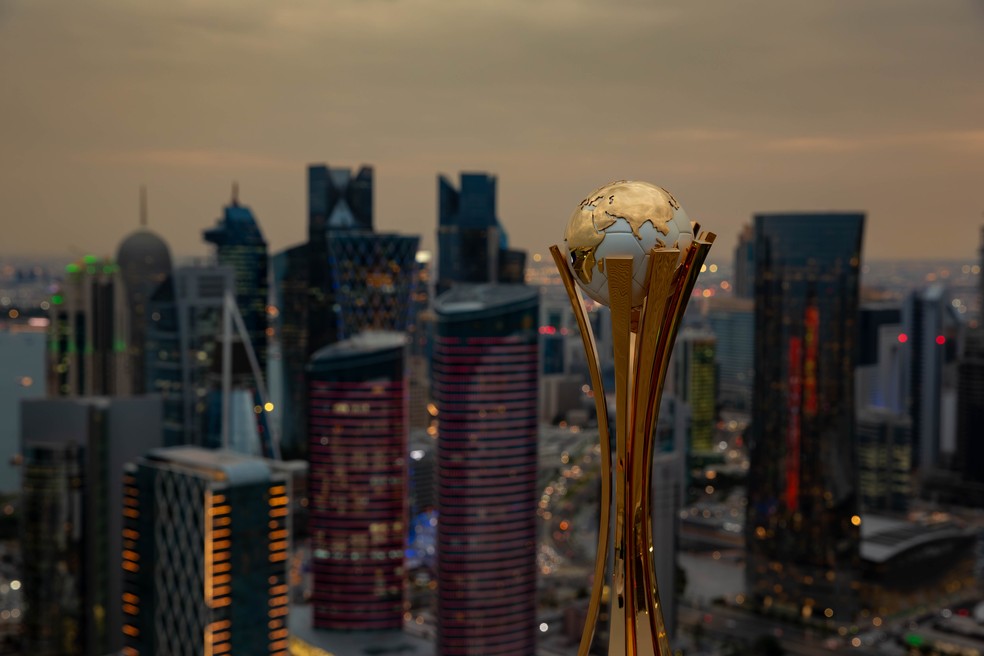 Troféu da Copa Intercontinental entre os prédios de Doha — Foto: SERHAT AKIN / FIFA