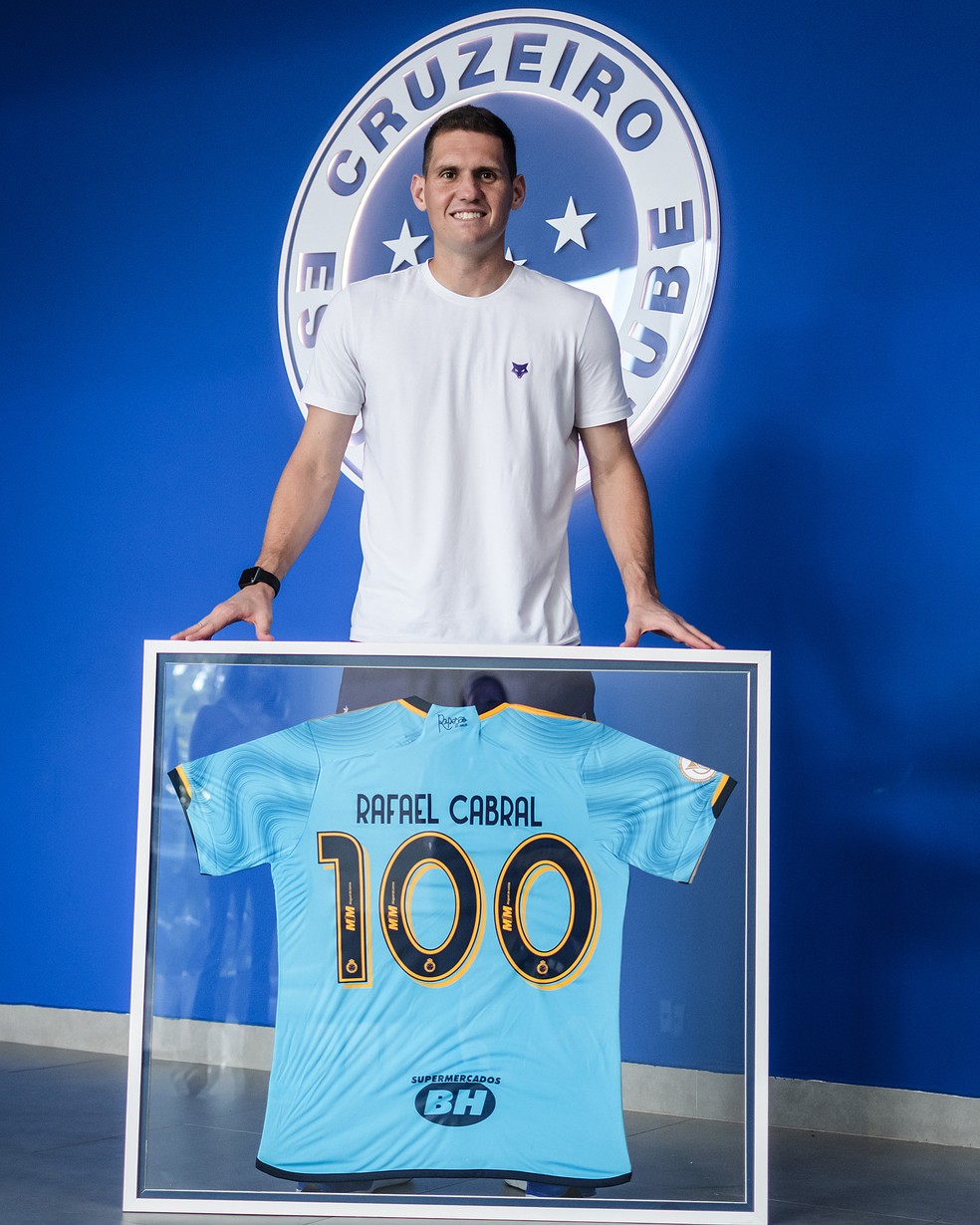 Rafael Cabral é homenageado pela marca de 100 jogos pelo Cruzeiro — Foto: Gustavo Aleixo/Cruzeiro