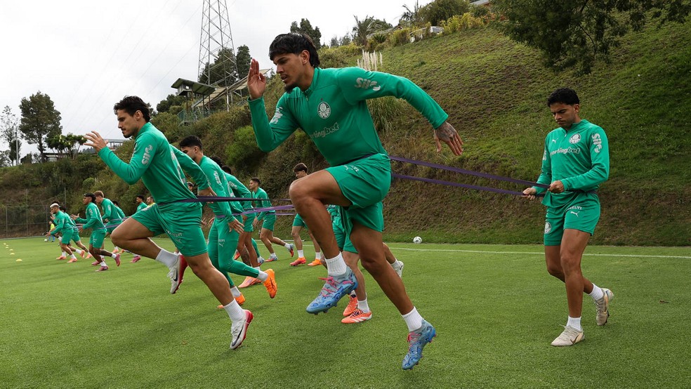 Veiga e Gómez em treino do Palmeiras em Quito, no Equador — Foto: Cesar Greco / Palmeiras