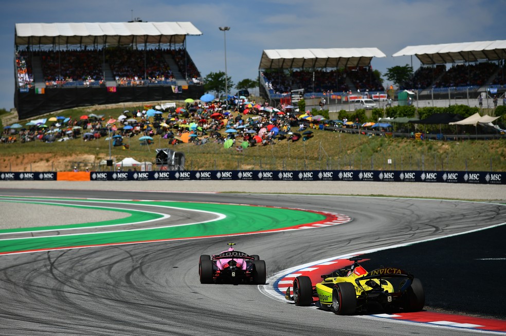 Alexander Dunne e Rafael Câmara disputam posição na etapa da F2 em Barcelona — Foto: James Sutton - Formula 1/Formula 1 via Getty Images