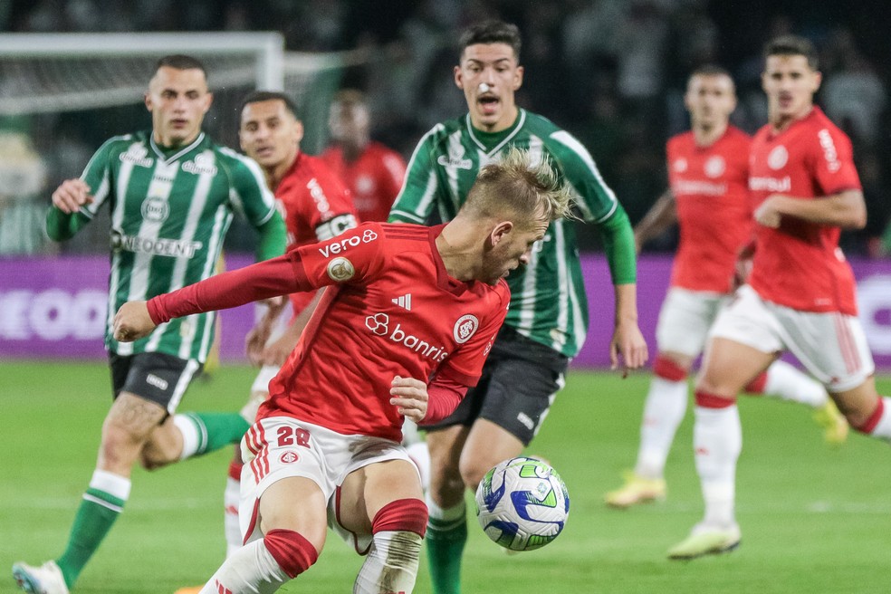 Coritiba x Internacional — Foto: Robson Mafra/AGIF
