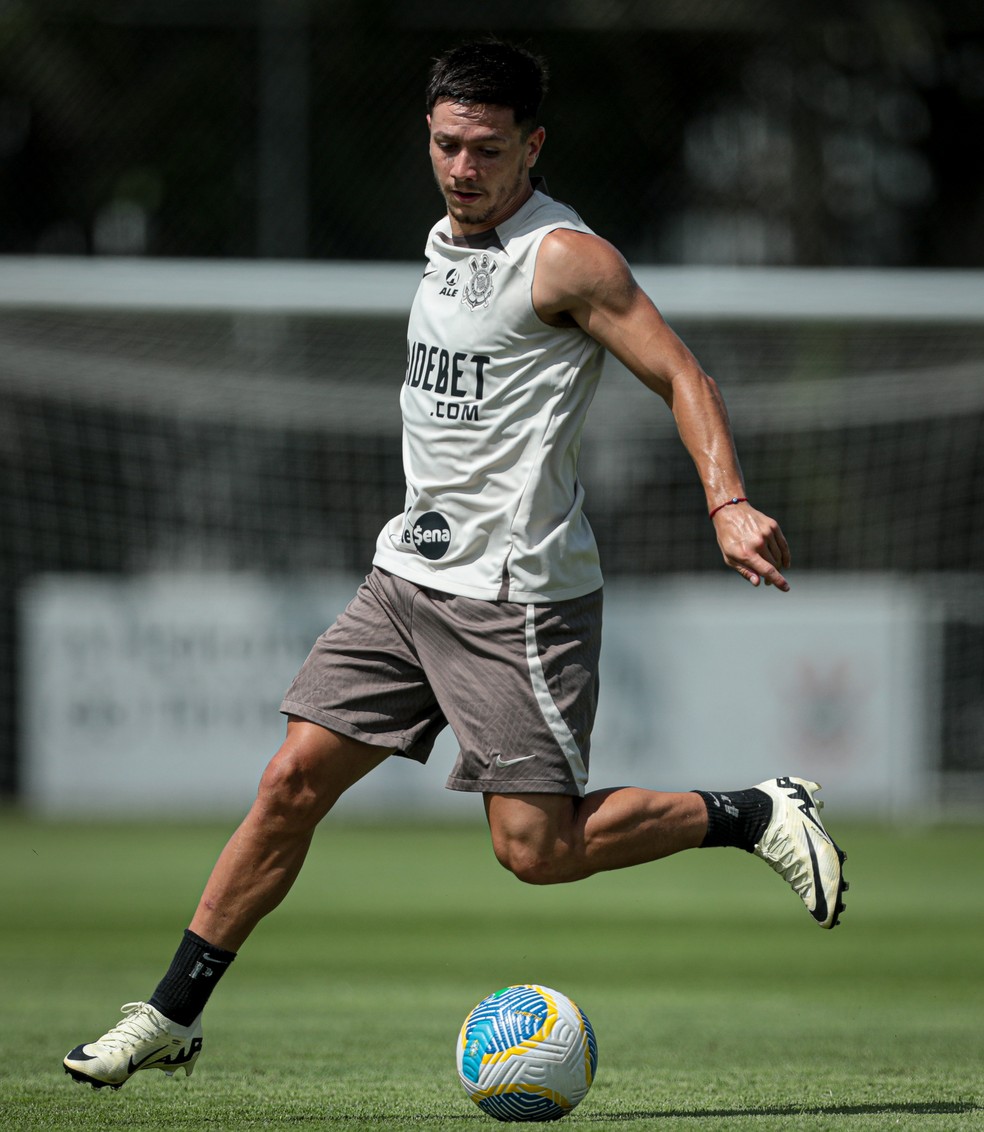 Rodrigo Garro conduz a bola durante treino do Corinthians — Foto: Rodrigo Coca/Ag. Corinthians