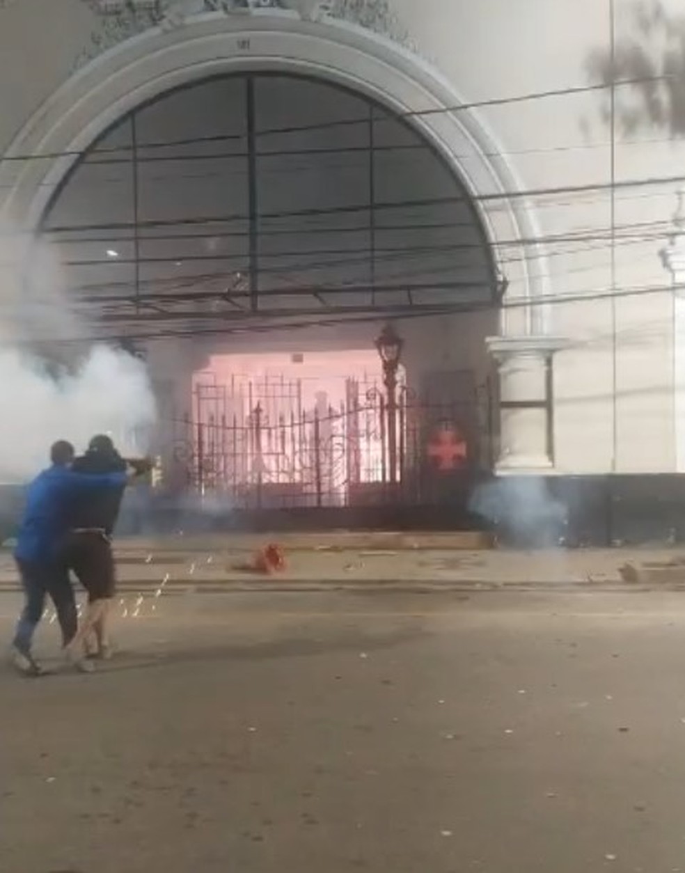 Torcedores do Vasco tentam invadir S�o Janu�rio � Foto: Reprodu��o