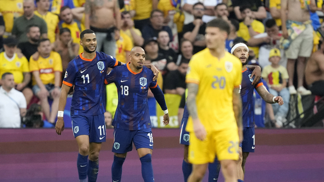 Gakpo e Malen comemoram gol em Romênia x Holanda