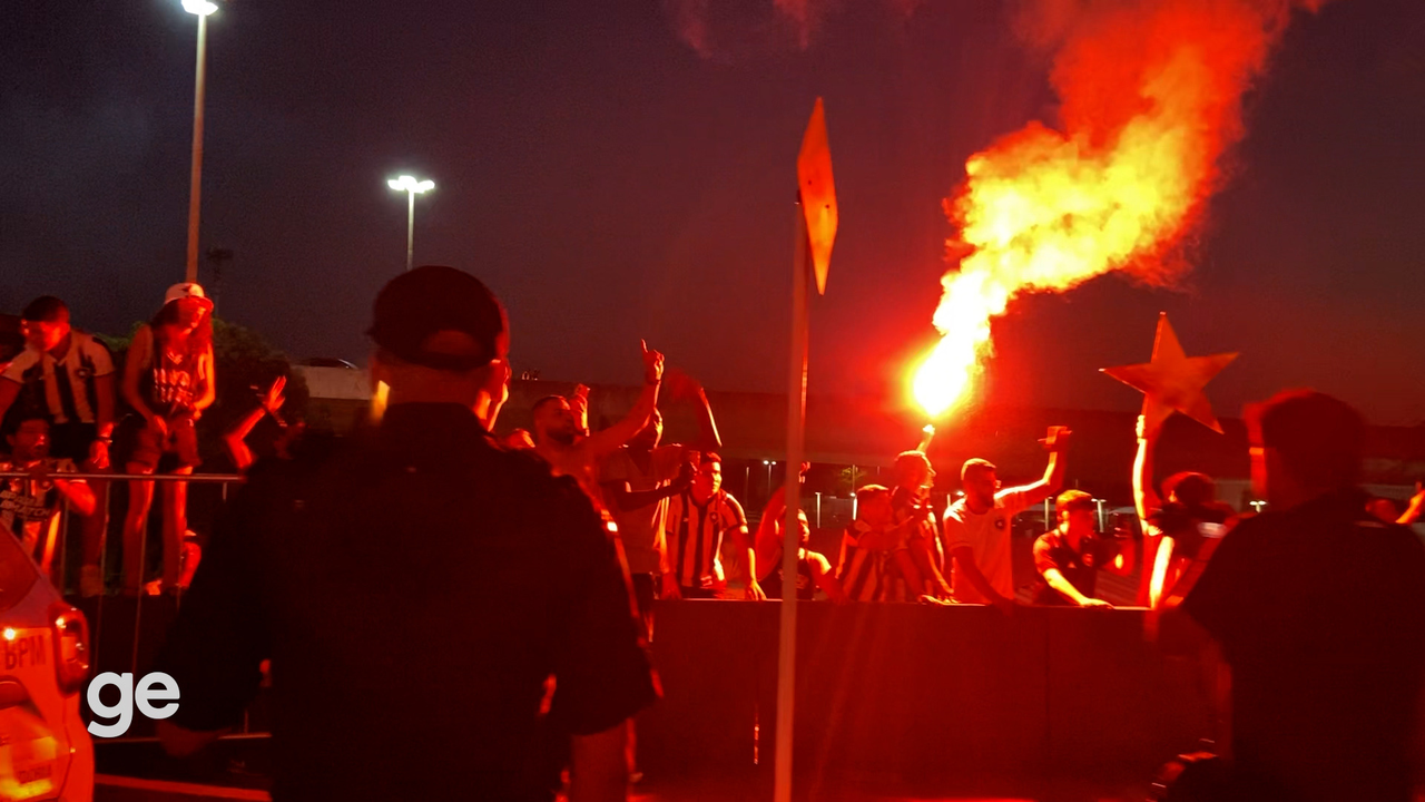 Torcida do Botafogo faz festa no desembarque do time após classificação na Libertadores