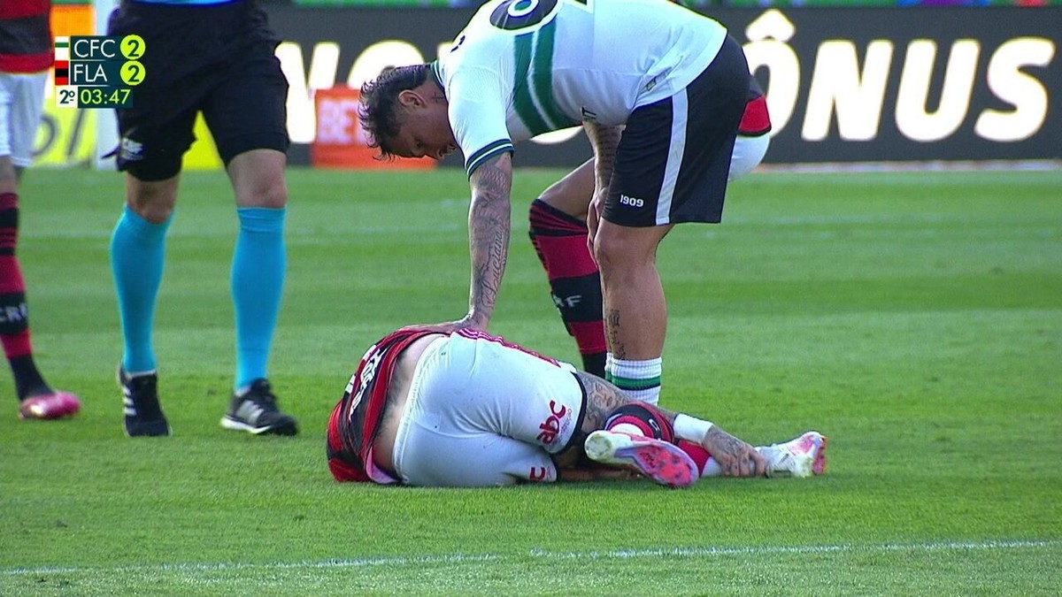 David Luiz e Léo Pereira treinam no campo em reapresentação do Flamengo