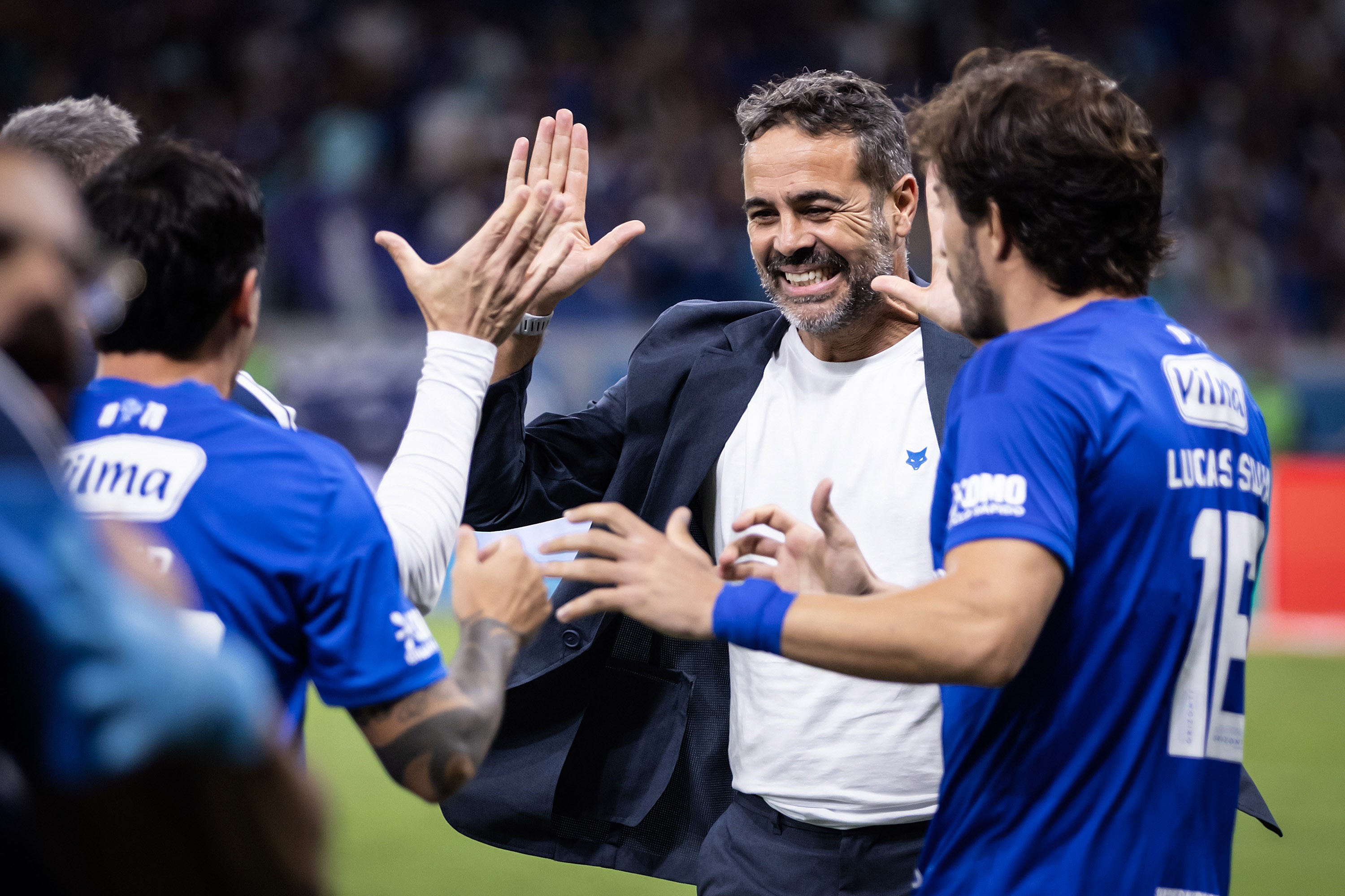 Artur Jorge à frente do Cruzeiro: Análise do primeiro mês com vitórias, desafios e ascensão fora do Z-4