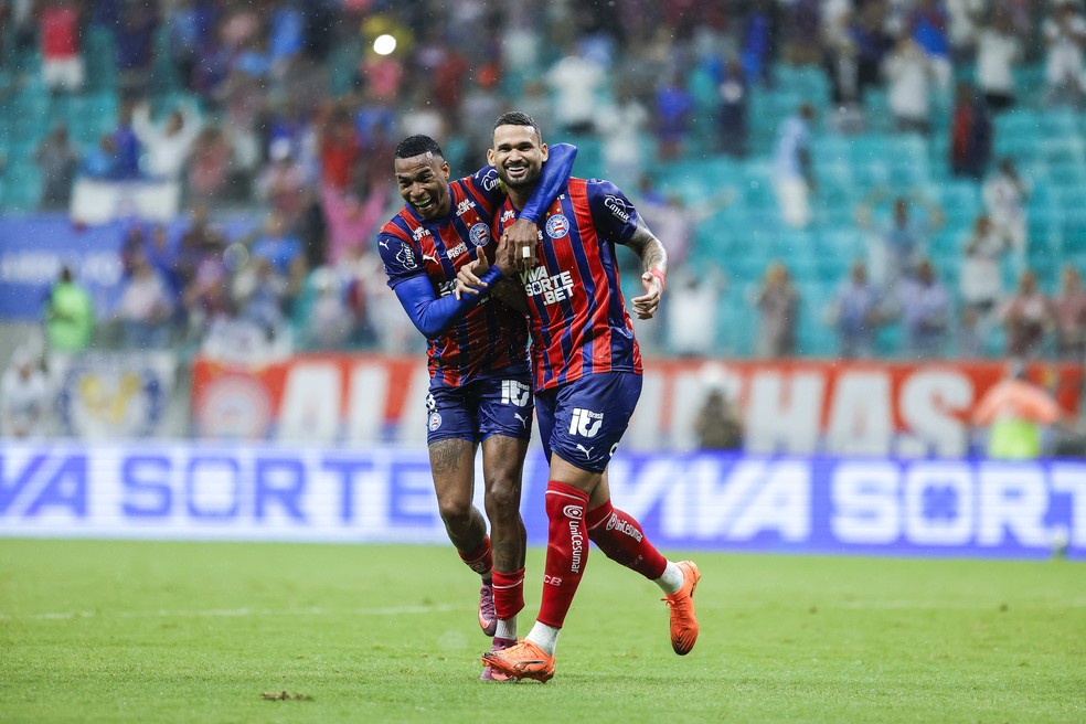 Jean Lucas e Willian Jos&eacute; (direita) comemoram gol do Bahia &mdash; Foto: Rafael Rodrigues / EC Bahia