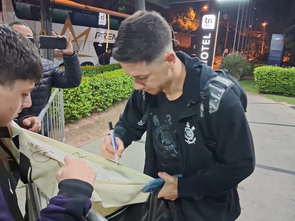 Rodrigo Garro autografa camisa de torcedor na chegada ao hotel — Foto: José Edgar de Matos