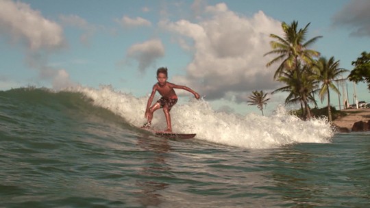 Fenômeno do surfe brasileiro de 13 anos tira nota 10 com aéreo incrível; vídeo - Arthur Vilar, pupilo de Italo Ferreira, surpreende com um 'kerrupt' no Campeonato Brasileiro de Base