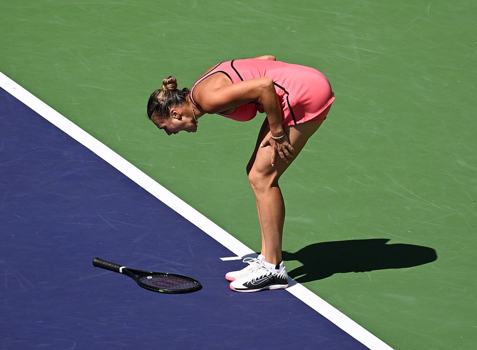 Sabalenka joga raquete no chão durante o WTA 1000 de Indian Wells — Foto: John Cordes/Icon Sportswire via Getty Images