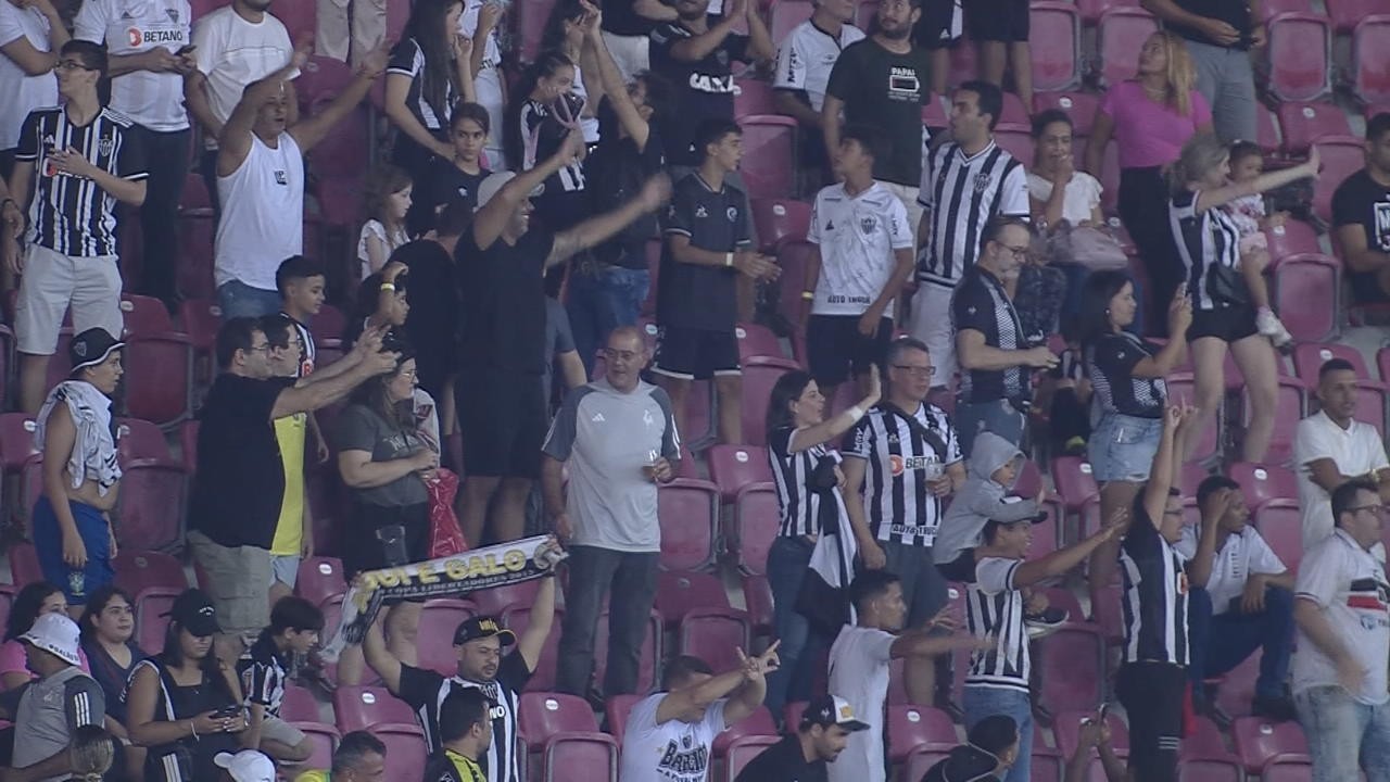 Torcedor do Santa Cruz comemora desclassificação do Sport na torcida do Atlético-MG