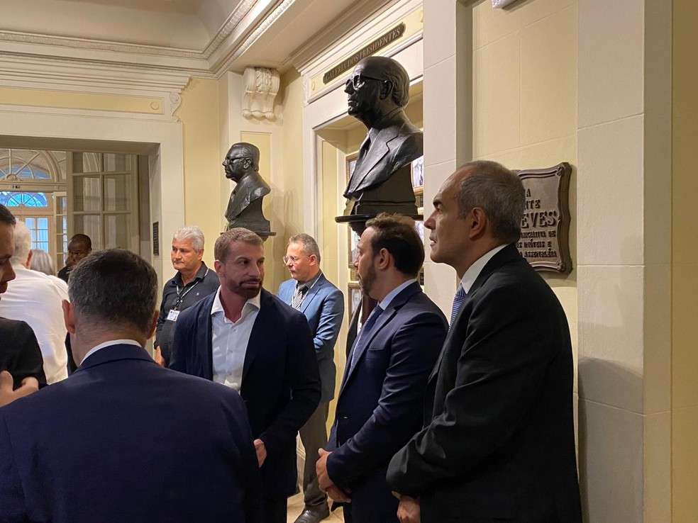 Presidente Pedrinho, do Vasco, na C�mara dos Vereadores em audi�ncia sobre S�o Janu�rio � Foto: Bruno Murito / ge
