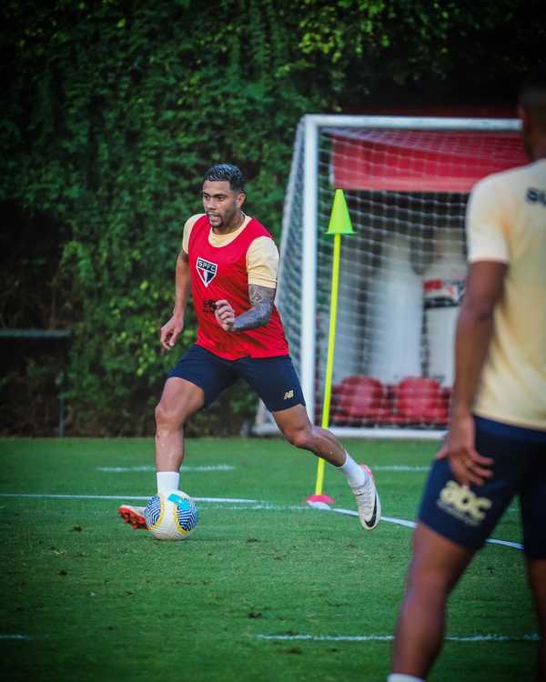 Wellington Rato treina no São Paulo e enfrentará o Internacional.