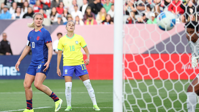 Lindsey Horan abre o placar para os EUA contra o Brasil na final da Copa Ouro Feminina