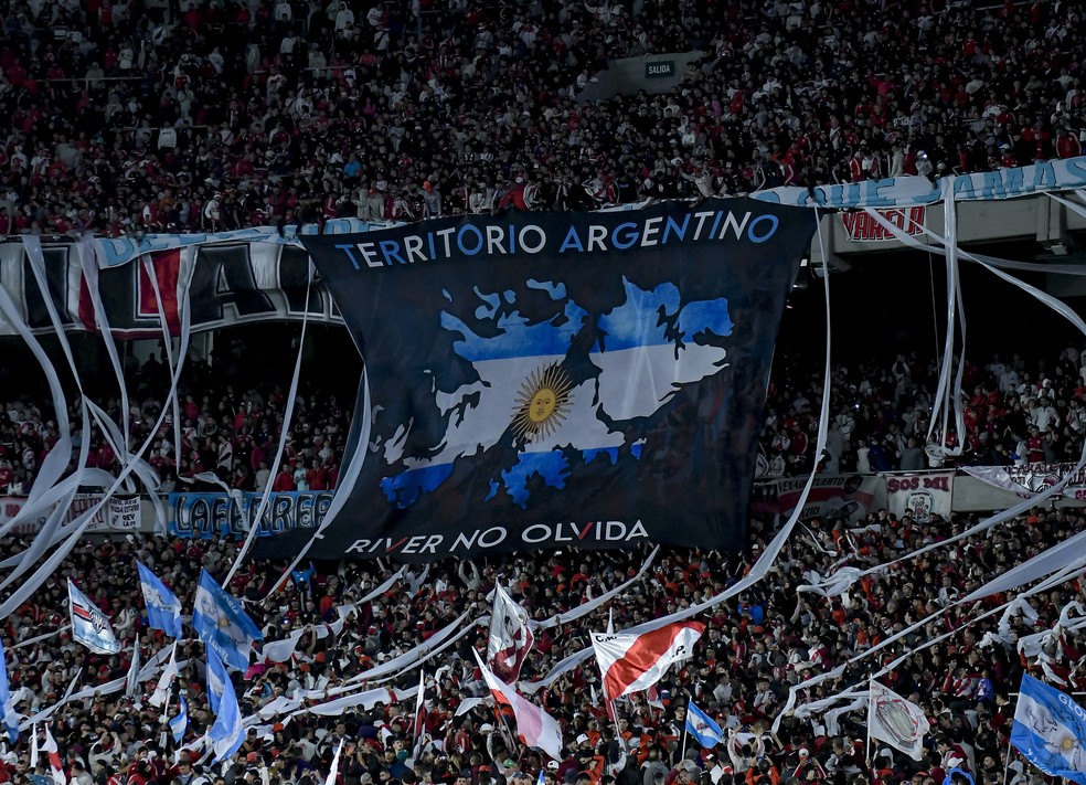 Bandeirão da torcida do River Plate em jogo do Campeonato Argentino: mapa das Malvinas e as frases: "Território argentino, River não esquece" — Foto: Marcelo Endelli/Getty Images
