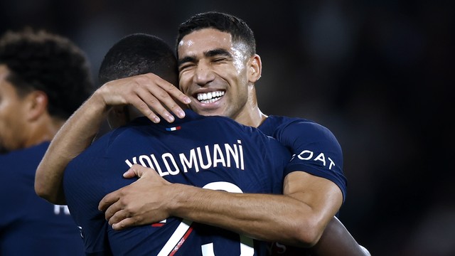 Hakimi e Kolo Muani comemoram em PSG x Olympique de Marselha