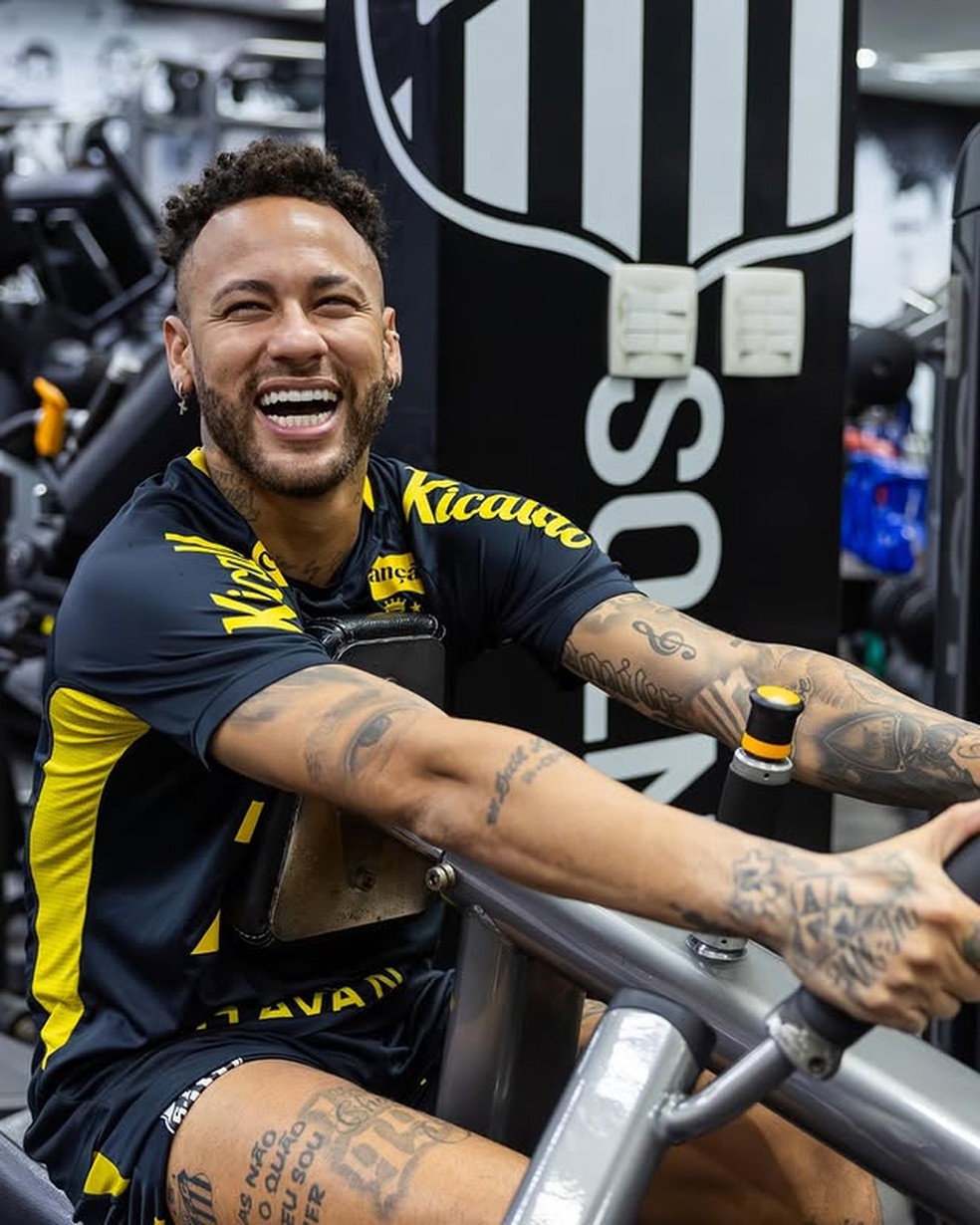 Neymar sorri em treino na academia do CT Rei Pelé — Foto: Reprodução/Instagram