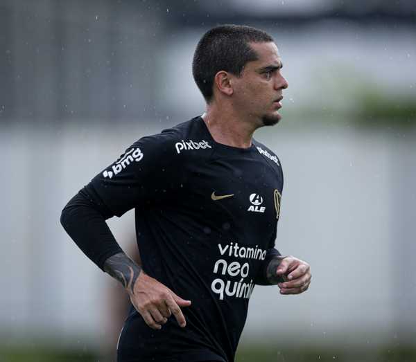 Fagner celebra 10 anos de volta ao Corinthians e quer ficar 