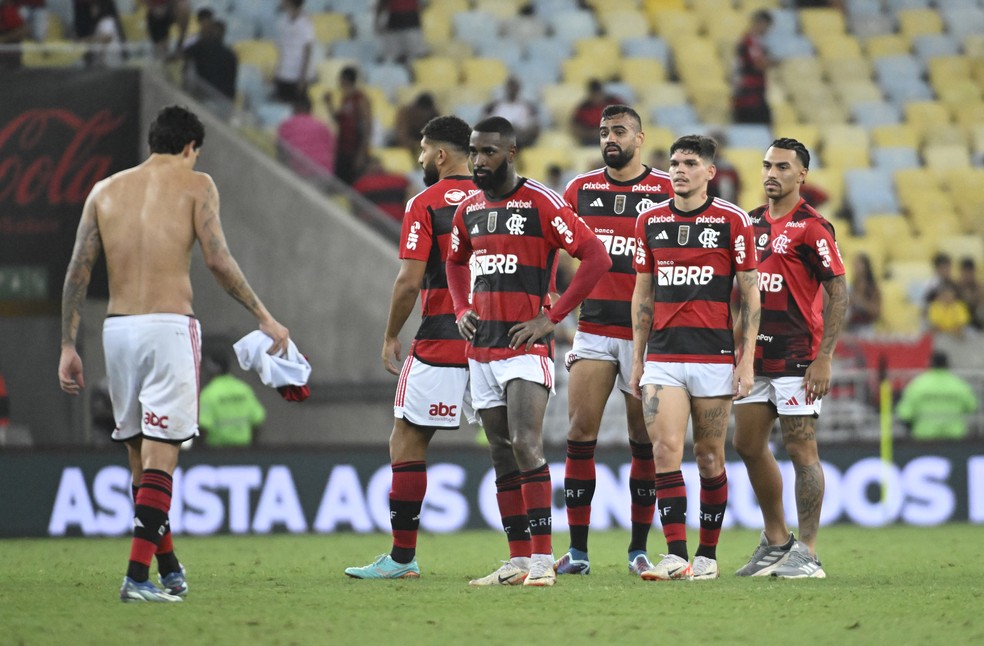 Jogadores do Flamengo abatidos após derrota para o Atlético-MG — Foto: André Durão