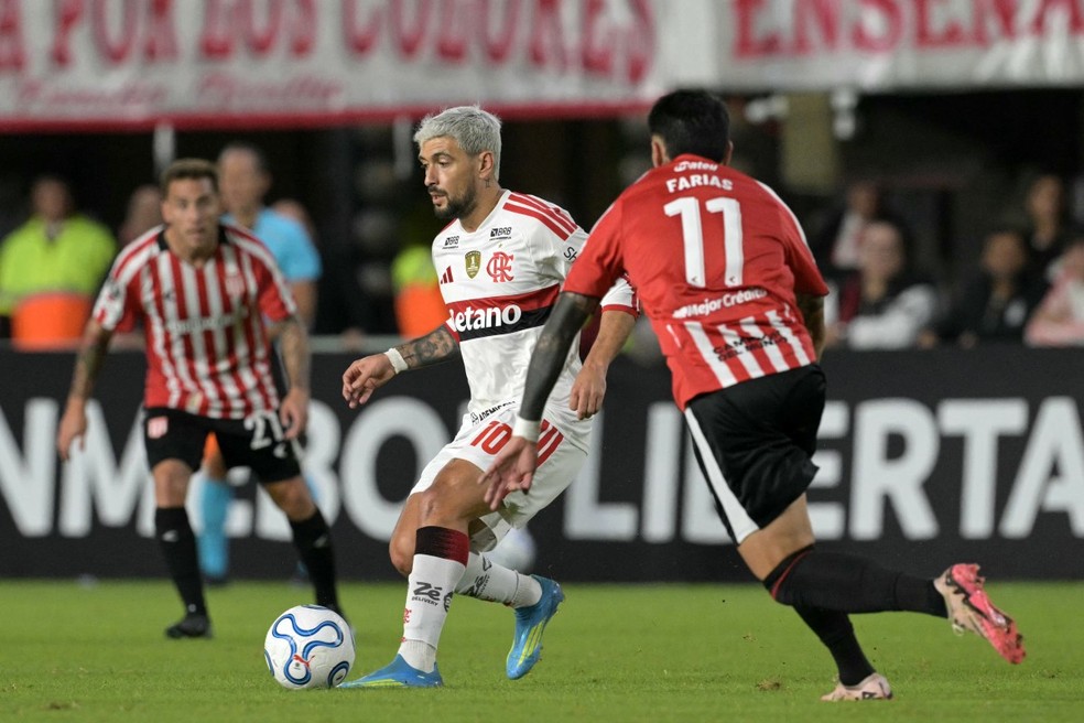 Estudiantes x Flamengo Arrascaeta — Foto: JUAN MABROMATA / AFP