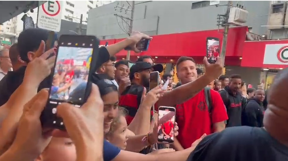Saúl atende torcedores na chegada do Flamengo a Santos.