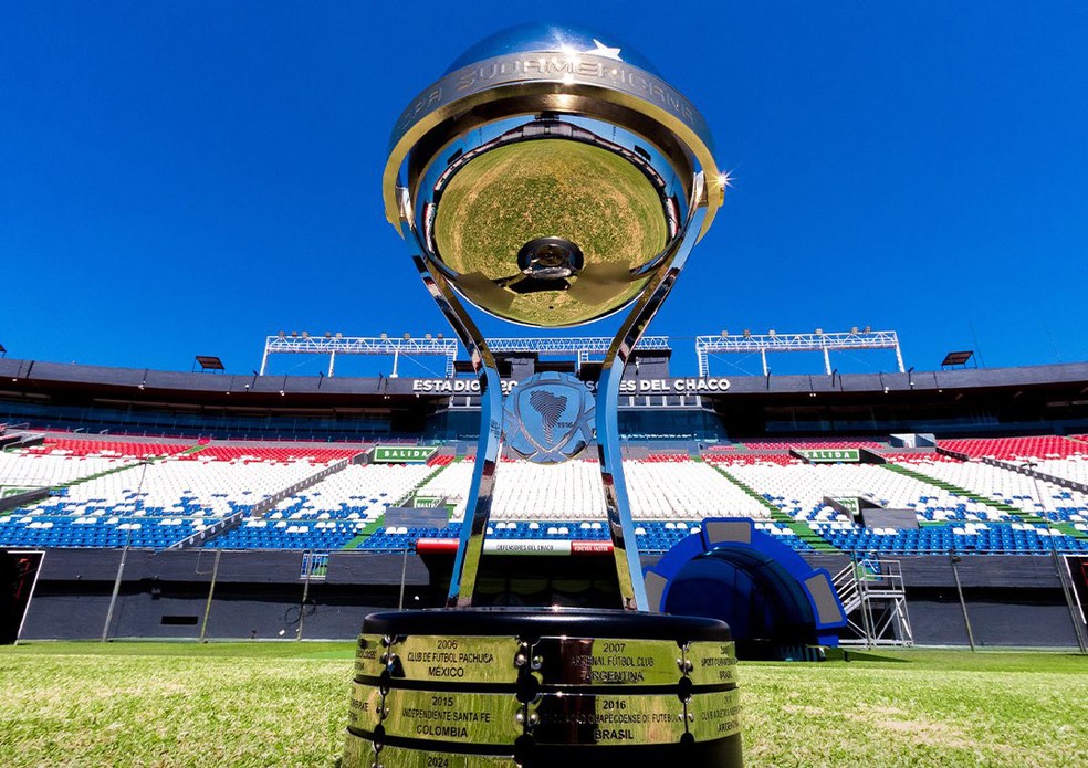 Troféu da Copa Sul-Americana exposto no Defensores del Chaco — Foto: Divulgação/Conmebol