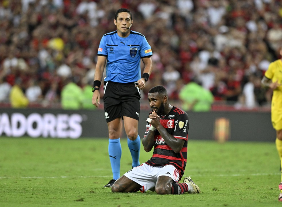Gerson lamenta diante de Jesús Valenzuela em Flamengo x Peñarol — Foto: André Durão