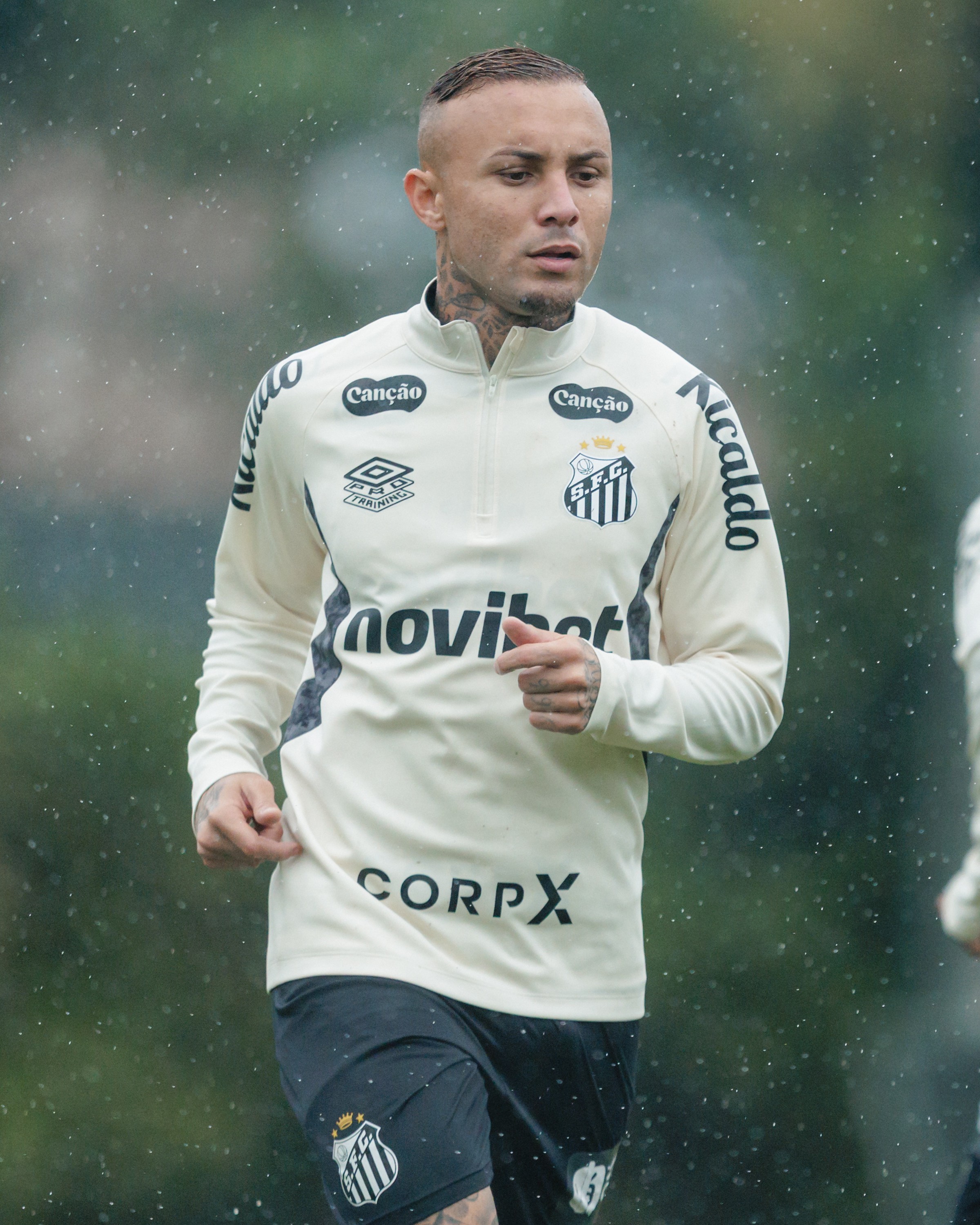 Everton Cebolinha treina para reforçar Santos contra Cruzeiro; Coutinho chega para exames