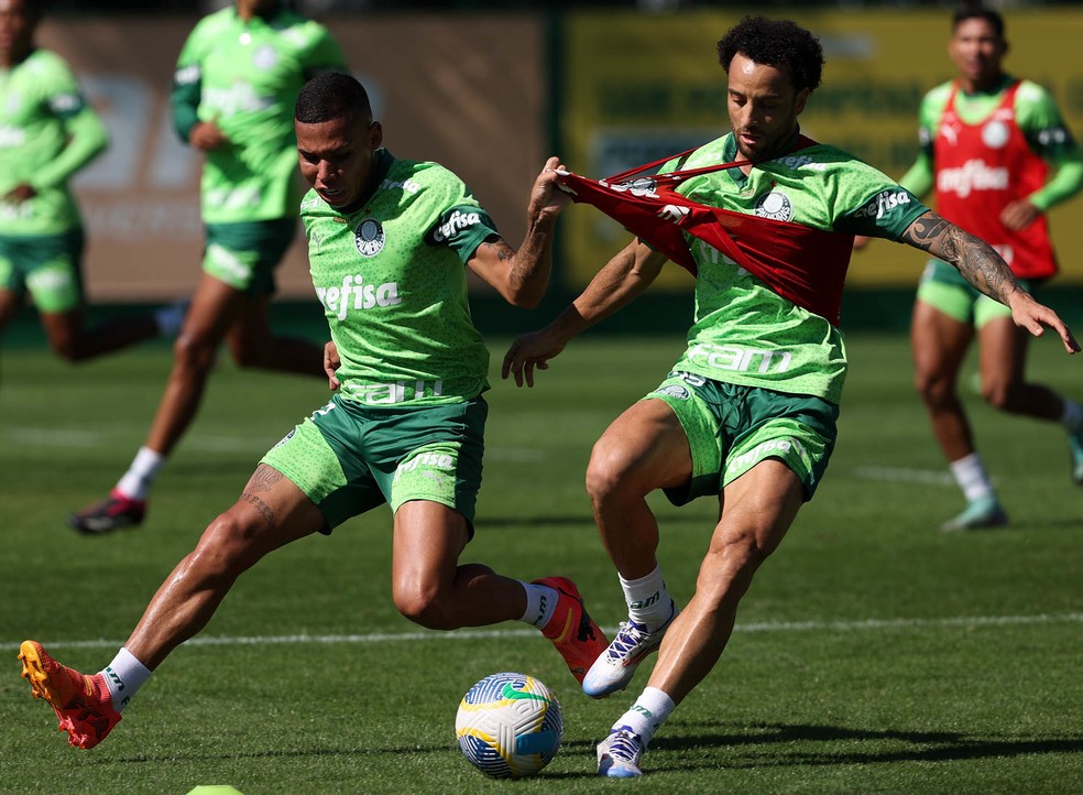 Garcia e Felipe Anderson em disputa de bola no treino do Palmeiras  Foto: Cesar Greco / Palmeiras