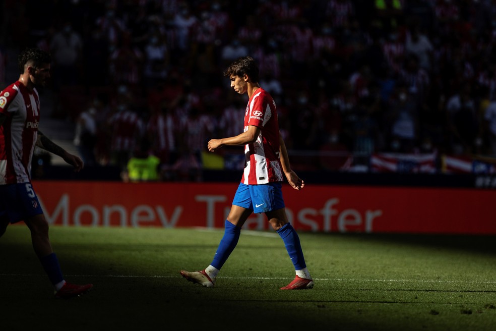 João Félix sai de campo depois de expulsão em Atlético de Madrid x Athletic Bilbao — Foto: EFE/Rodrigo Jiménez