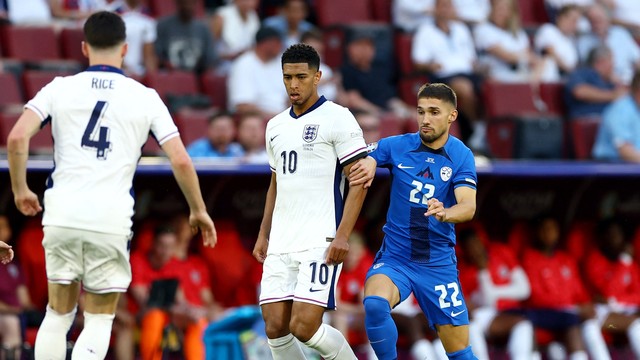 Bellingham com a bola em Inglaterra x Eslovênia